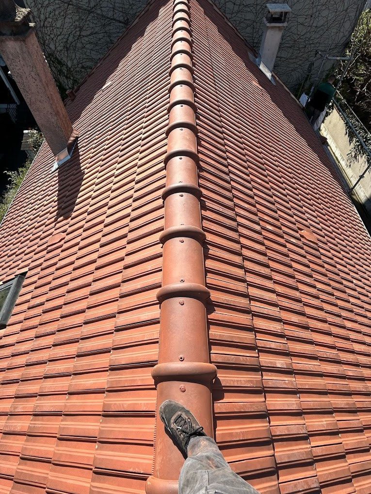 Toit en tuiles terminé, faîtage posé