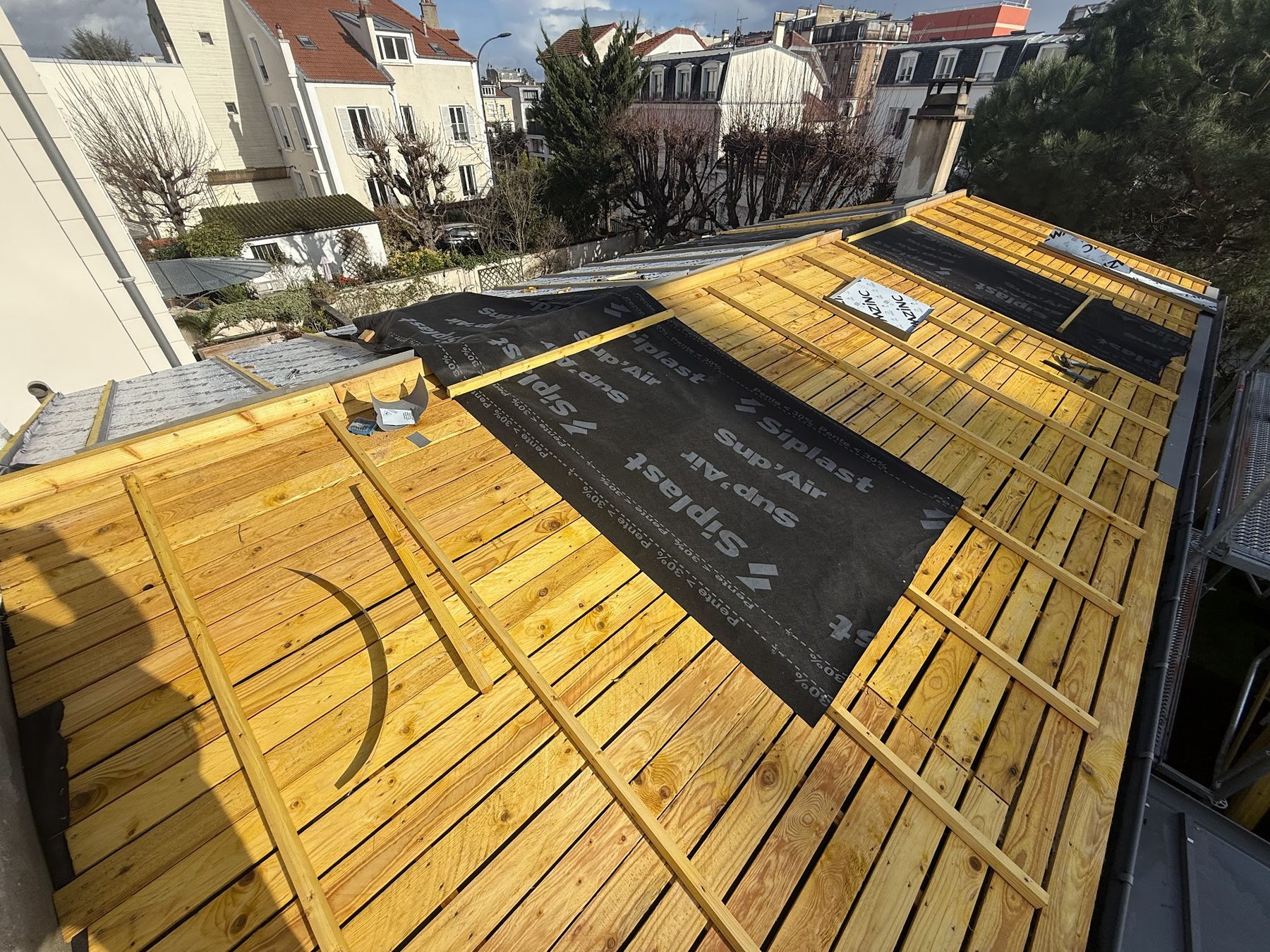 Voliges en bois neuf et écran sous toiture
